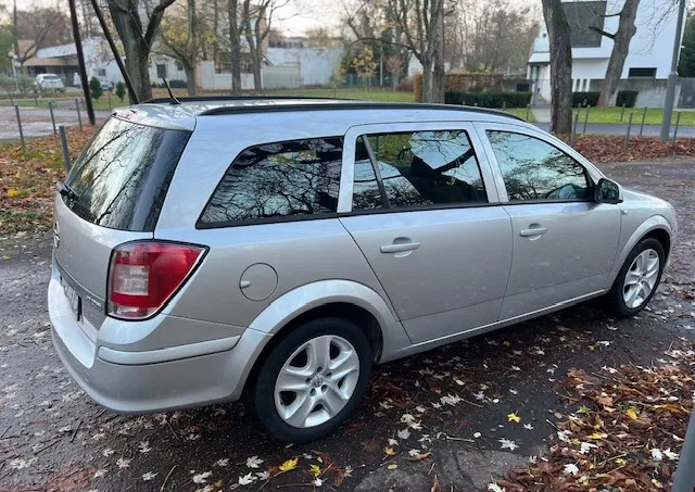Opel Astra cena 11900 przebieg: 297000, rok produkcji 2012 z Poznań małe 254